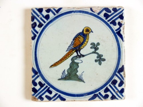 Tegelveld met polychroom decor van vogels in een blauwwitte omlijsting